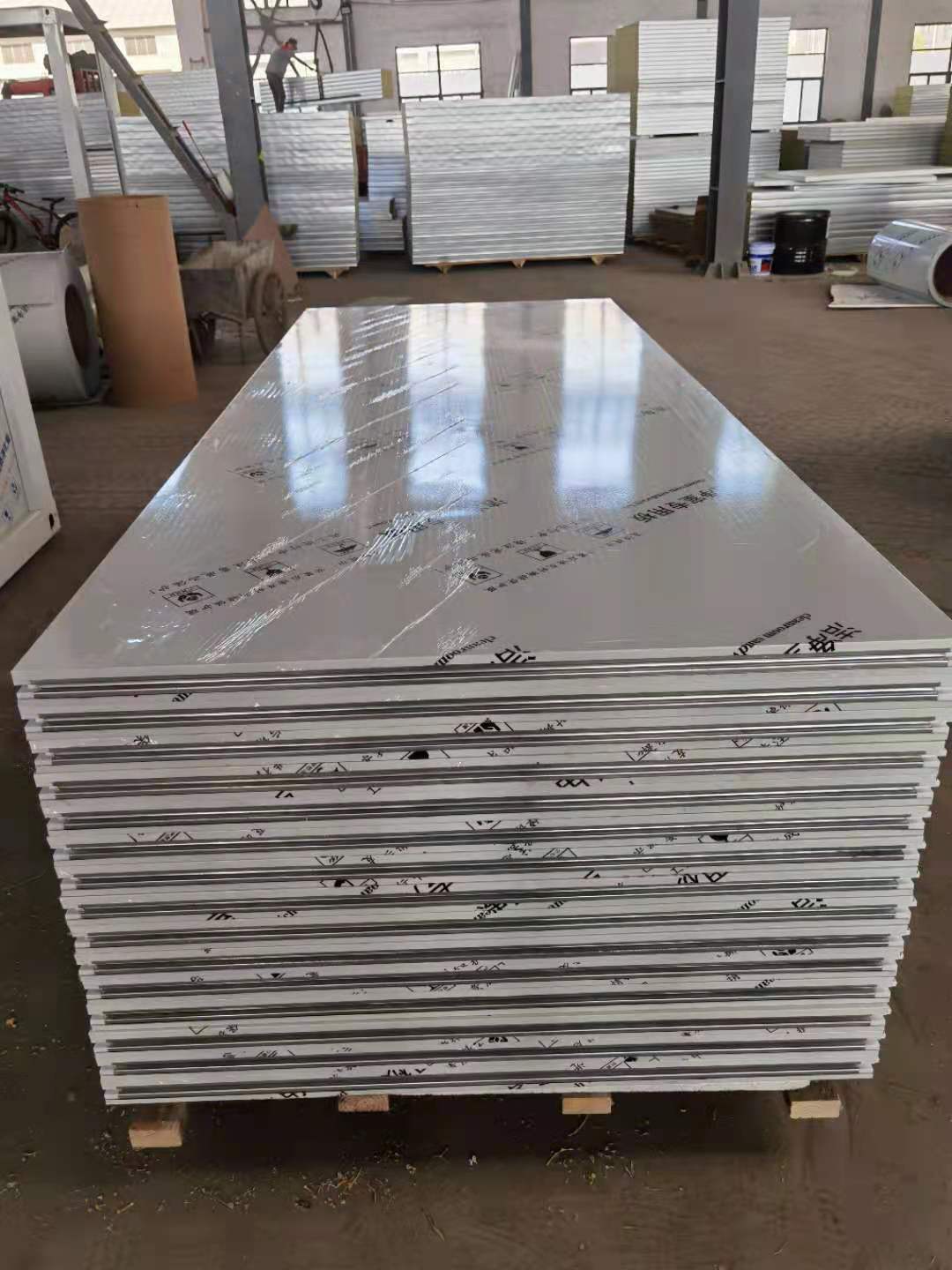 手工凈化板施工詳解 巖棉與玻鎂彩鋼復合夾芯板在廠房吊頂隔墻中的應用